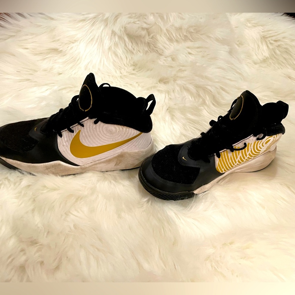 Kids' NIKE Team Hustle D9 Basketball Shoe youth size 4.5 .  In really good shape